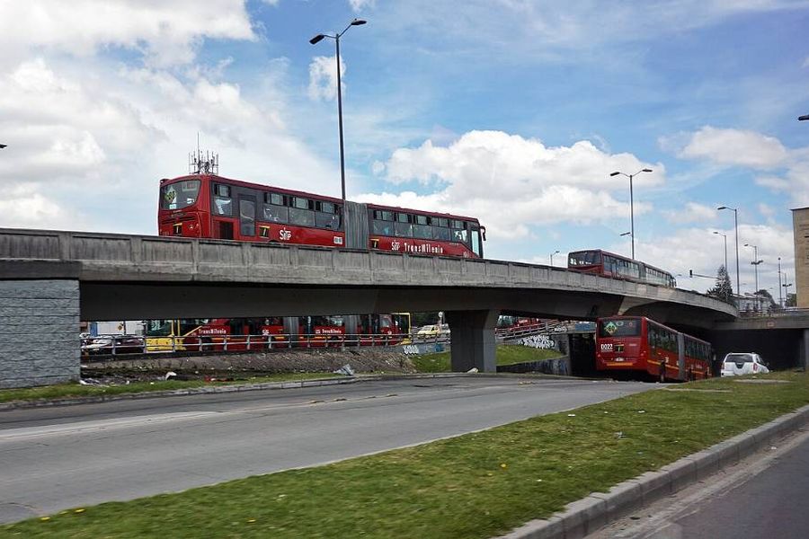 Puente vehicular de TransMilenio sobre la Calle 80 en Bogotá